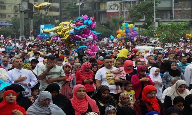 المصريون يتوافدون على المساجد والساحات لآداء صلاة عيد الفطر المبارك