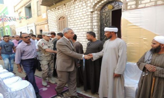 مدير أمن المنيا يقدم واجب العزاء فى أحد شهداء الحادث الأرهابى الغاشم بشمال سيناء