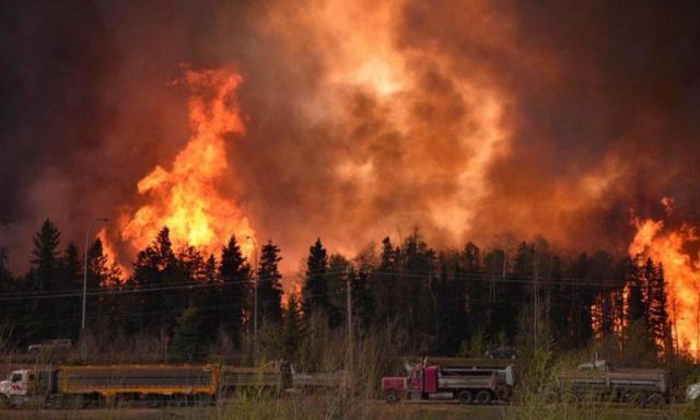 السلطات الكندية: إجلاء 10 آلاف شخص في مقاطعة كولومبيا البريطانية بسبب الحرائق