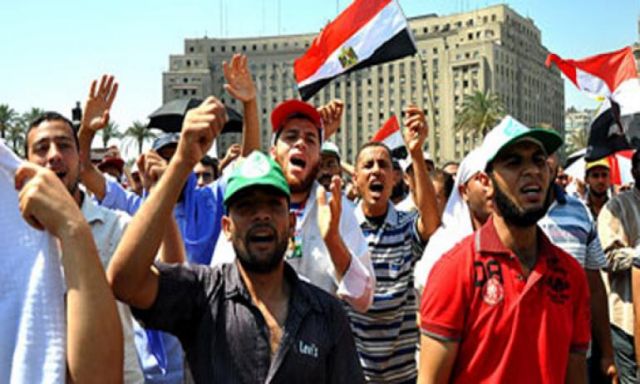 تزايد أعداد المتظاهرين المؤيدين والمعارضين للرئيس بميدان التحرير