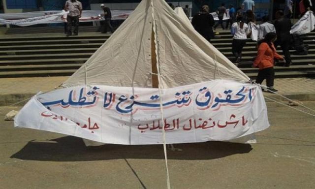 طلاب جامعة النيل يعلقون إضرابهم عن الطعام بعد رفع مطالبهم للدكتور محمد مرسى