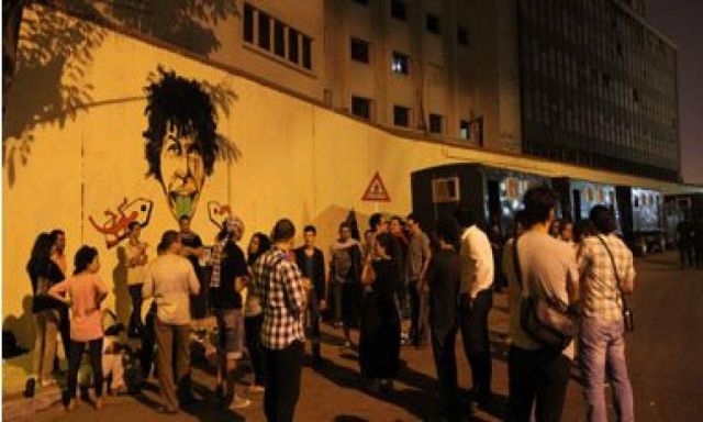 متظاهرو محمد محمود يرشقون سيارتى أمن مركزى بالزجاجات أثناء مرورهما بميدان التحرير