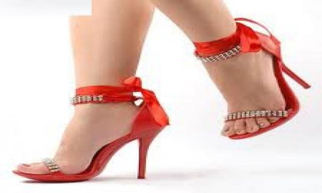الألوان الزاهية والصارخة في الأحذية تعكس جمال المرأة