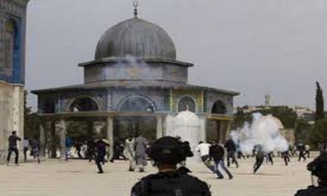 استشهاد فلسطينيين فى اشتباك مع قوات الاحتلال بباحات المسجد الأقصى