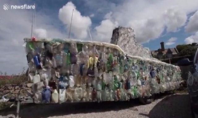 بناء مركب من آلاف الزجاجات البلاستيكية للتوعية بأخطار تلوث الشواطئ