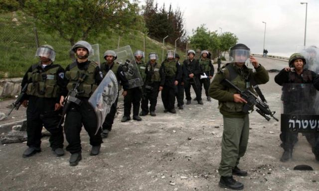 الشرطة الإسرائيلية تمنع الفلسطينيين من العبور للقدس عبر حاجز قلنديا
