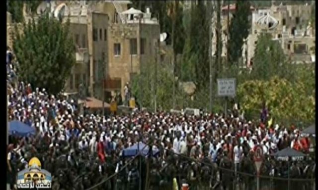 الفلسطينيون يؤدون صلاة الجمعة بالشوارع بعد منعهم من دخول المسجد الأقصي