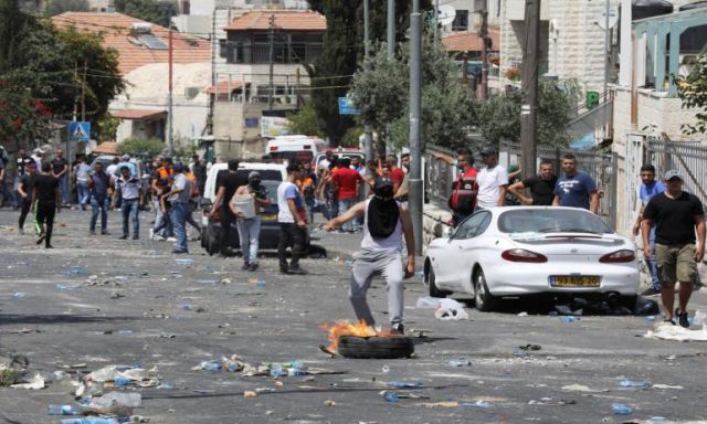 اشتباكات بين الشبان الفلسطينيين وقوات الاحتلال الإسرائيلي شمال القدس