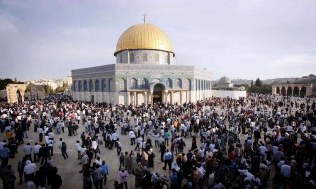 أفواج من الفلسطينيين تدخل المسجد الأقصى بعد فتح أبوابه أمام المصلين