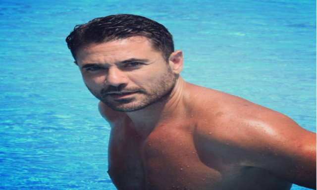 أحمد عز يداعب جمهوره بصورة من حمام السباحة على ”إنستجرام”