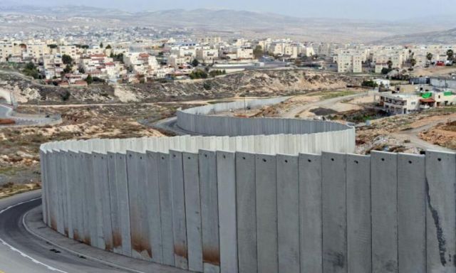 إسرائيل تعلن الإنتهاء من بناء جزء من الجدار الفاصل بالضفة الغربية