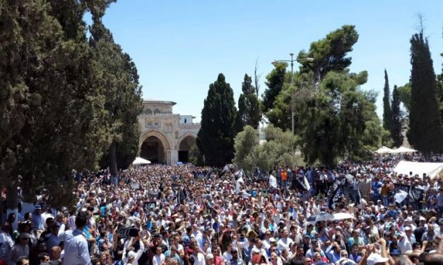 آلاف الفلسطينيون يتظاهرون تضامنًا مع الجيش المصري ضد الإرهاب