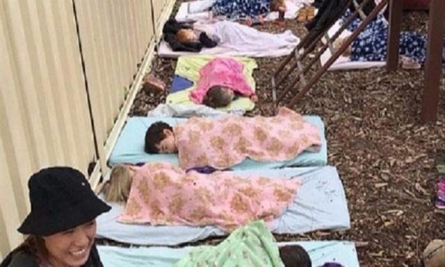مركز طبي يضع الأطفال للنوم في الهواء في الشتاء للحفاظ علي صحتهم