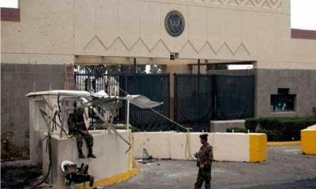 الحوثيون يعتقلون ثلاثة موظفين بالسفارة الأمريكية باليمن