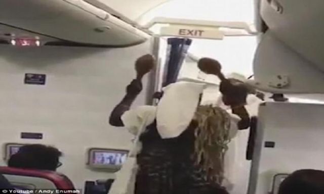 مليونير إفريقي يمارس طقوس قبائل نيجيريا في طائرة كندية