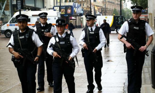 الشرطة البريطانية تعلن اعتقال شخص هاجم جنود بسكين قرب قصر باكنجهام