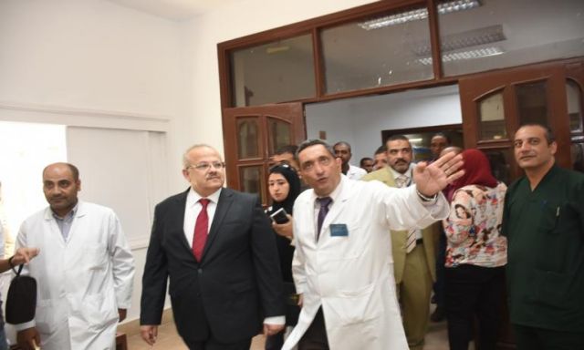 بالصور .. رئيس جامعة القاهرة يتفقد إجراءات الكشف الطبي للطلاب الجدد