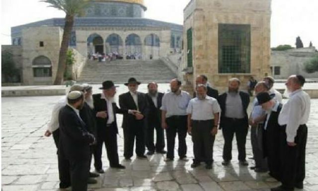 عدد من أعضاء الكنيست المتطرفين يقتحمون المسجد الأقصى