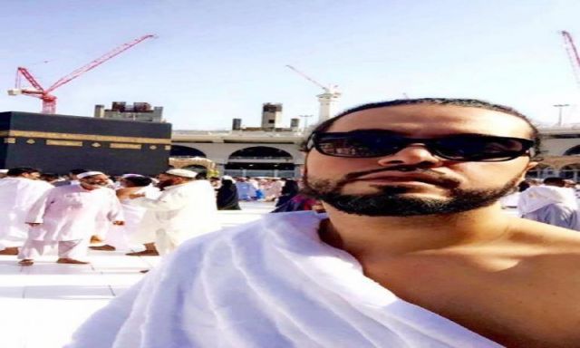 صورة.. عبد الفتاح الجريني ينشر صورة له بملابس الإحرام أمام ”الكعبة”