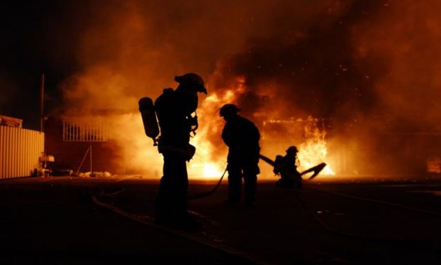 الحماية المدنية تسيطر على حريق مخلفات بجوار كابل كهرباء بشبرا