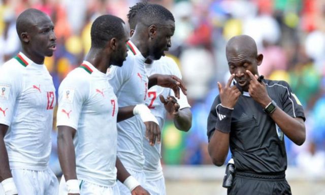 الاتحاد الدولي يقرر إعادة مباراة السنغال وجنوب افريقيا لتلاعب الحكم بنتيجتها