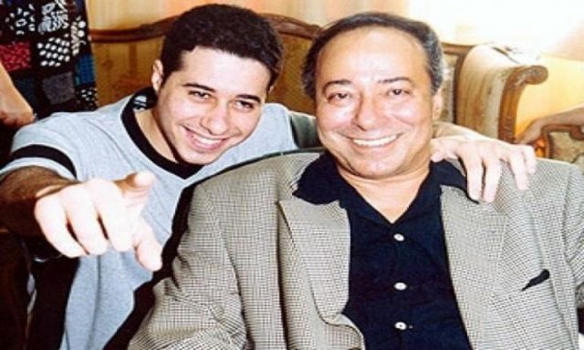 أحمد السعدني ينفى شائعة وفاة والده ويؤكد: ”أبويا بخير الحمدالله”