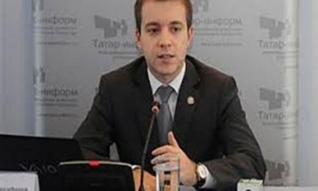 وزير الاتصالات الروسي يتوعد بحظر ”فيس بوك”