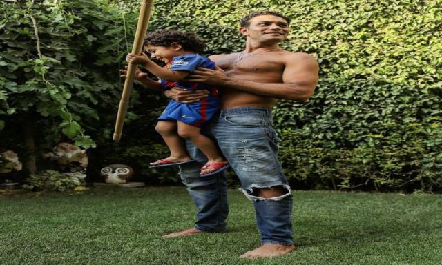 آسر ياسين ينشر صورة جديدة بصحبة ابنه على ”انستجرام”