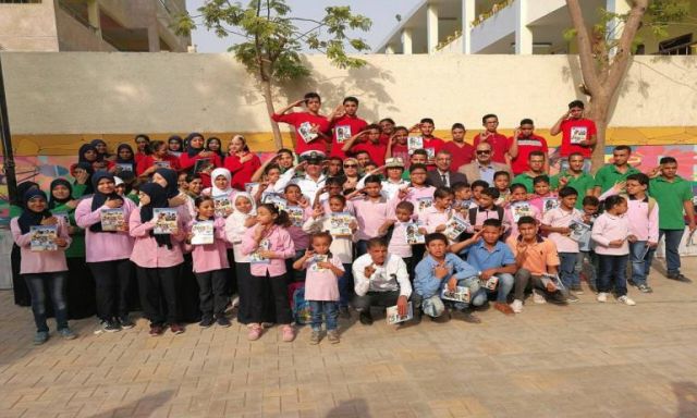قسم حقوق الإنسان بمديرية أمن القاهرة يوزع أدوات مدرسية على طلبة مدرسة الأمل للصم وضعاف السمع