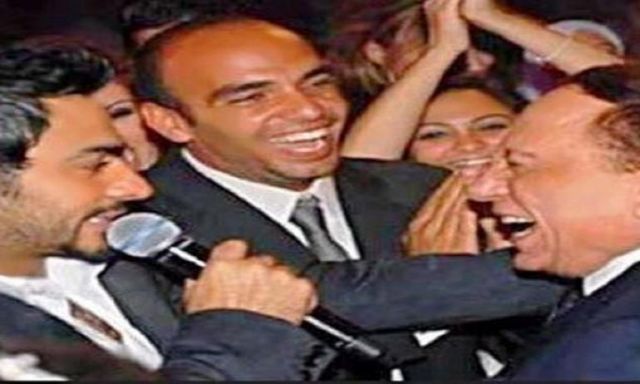 تامر حسني ينشر صورة بصحبة الزعيم عادل إمام ويعلق: ”حبيبى”