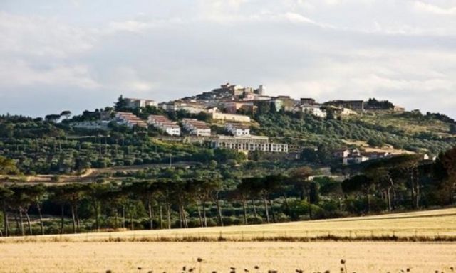 قرية ايطالية تمنح آلاف اليورو لمن يسكنها