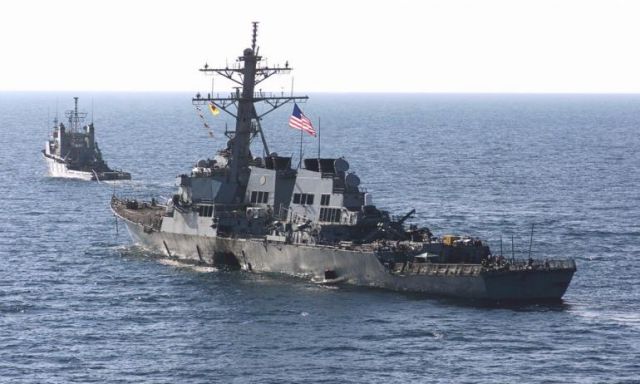 مدمرة أمريكية تنقذ سفينة ايرانية من هجوم للقراصنة قبالة سواحل اليمن