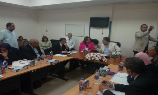 خلال زيارته لبورسعيد..  وزير الصحة يجتمع بقيادات الوزارة لوضع خطة لبدء تنفيذ التأمين الصحي الجديد