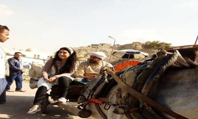 بالصورة.. محمد رجب وآيتن عامر بائعين ”روبابكيا” على ”عربة كارو”