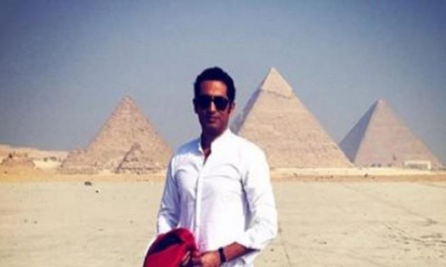 صورة.. عمرو سعد يدعم السياحة المصرية من أمام الأهرامات