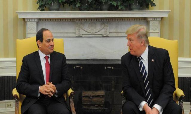 ترامب يبحث هاتفيا مع السيسى تداعيات الحادث الإرهابى ويؤكد تضامنه مع مصر