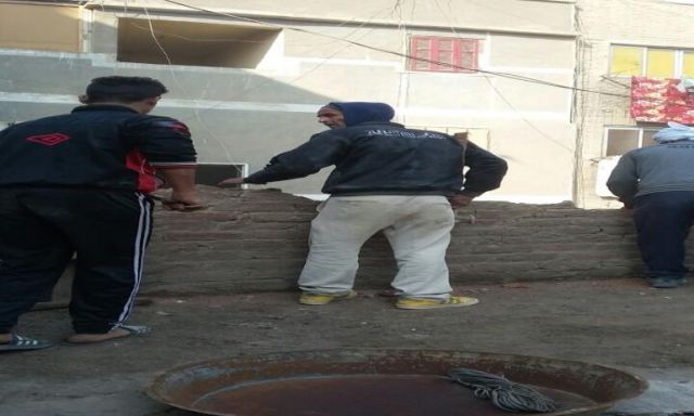 بالصورة .. محافظ القليوبية يأمر بإزالة منزل بشبرا الخيمة يمثل خطورة داهمة على المواطنين