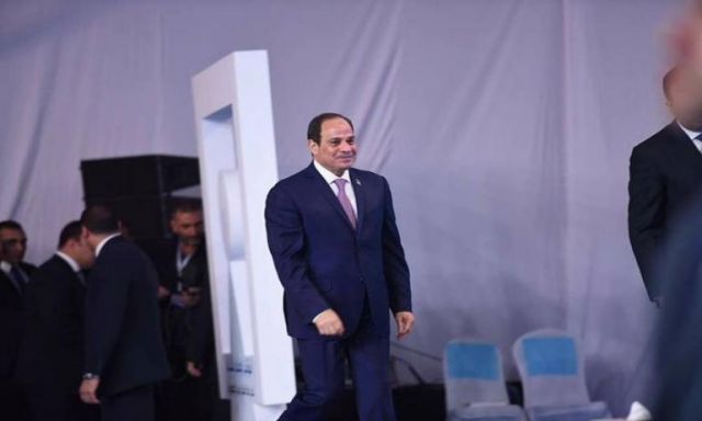 وزير الاتصالات يهدى السيسى أول تليفون محمول صناعة مصرية