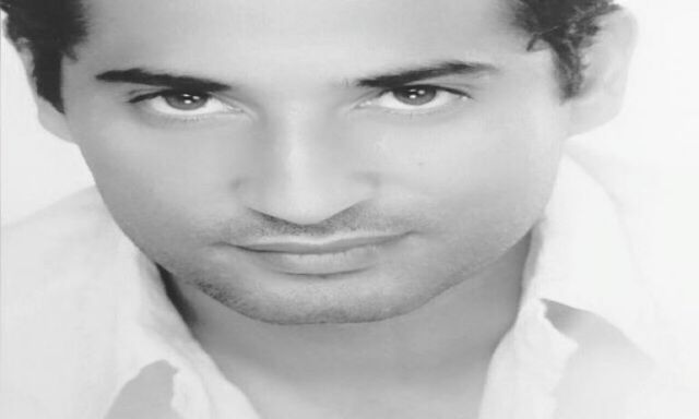 شاهد..عمرو سعد يلتقط صوره ”سليفي” عاريًا