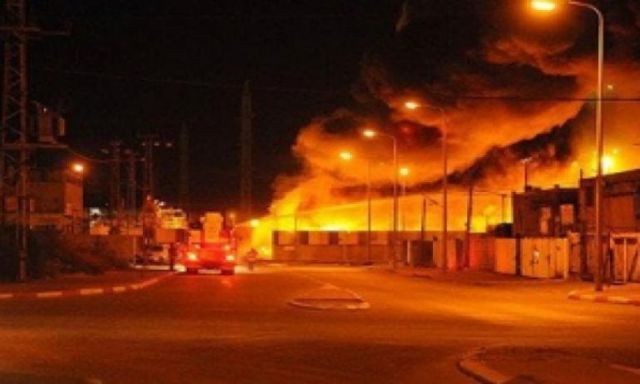 نشب حريق ضخم في قاعدة عسكرية إسرائيلية داخل تل أبيب ومخاوف من انفجار الذخيرة
