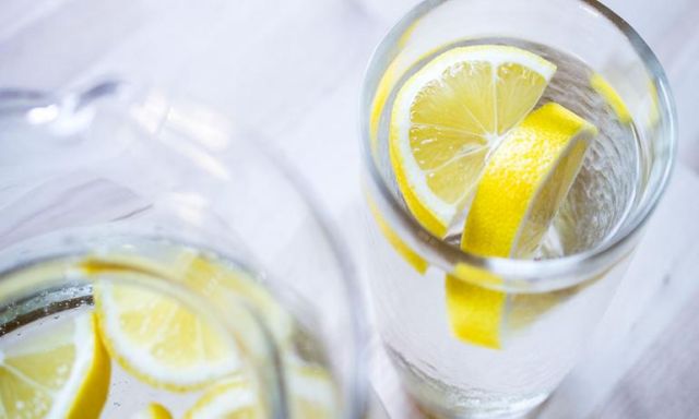8 فوائد لإضافة الليمون إلى الماء فى الشتاء