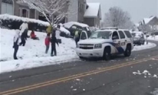 شاهد .. شرطيان يتركان عملهما ويشاركان الأطفال لعبة كرات الثلج