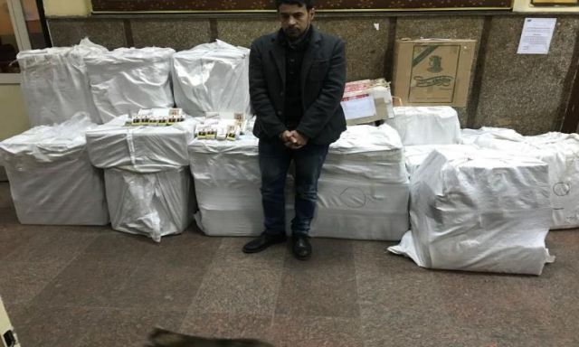 بالصور .. القبض على ” عامل ” بالسيدة زينب قام بتخزين كميات من السجائر لبيعها  بالسوق السوداء