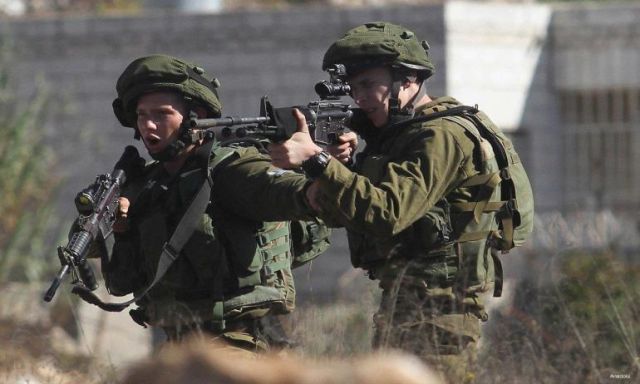 استشهاد فلسطيني عقب طعنه جنديا إسرائيليا بالضفة الغربية