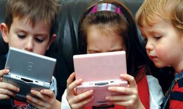 استخدام الأطفال الهواتف المحمولة