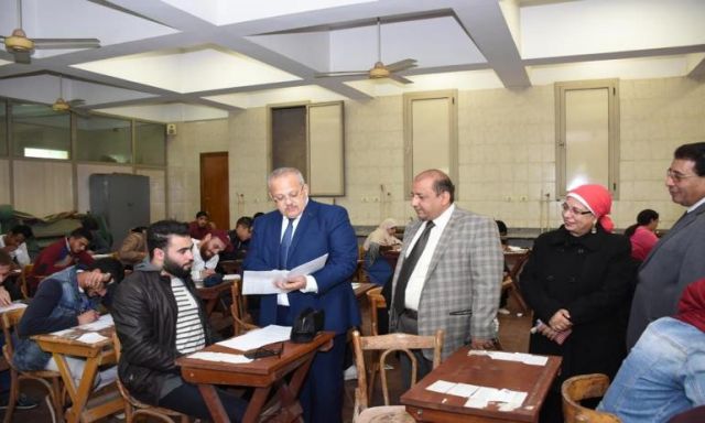 بالصور .. رئيس جامعة القاهرة يتفقد سير امتحانات الفصل الدراسي الأول بعدد من الكليات