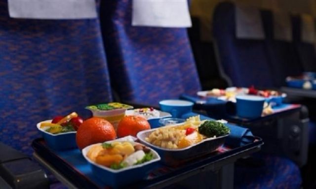 مخاوف من تناول الطعام أثناء رحلات الطيران