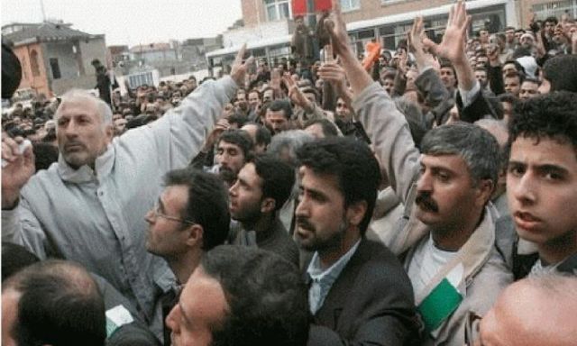مقتل 9 أشخاص في احتجاجات أمس بإيران بينهم شرطي وعنصر من الحرس الثوري