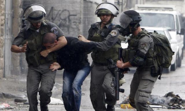 قوات الاحتلال تعتقل 5 فلسطينيين من عائلة واحدة