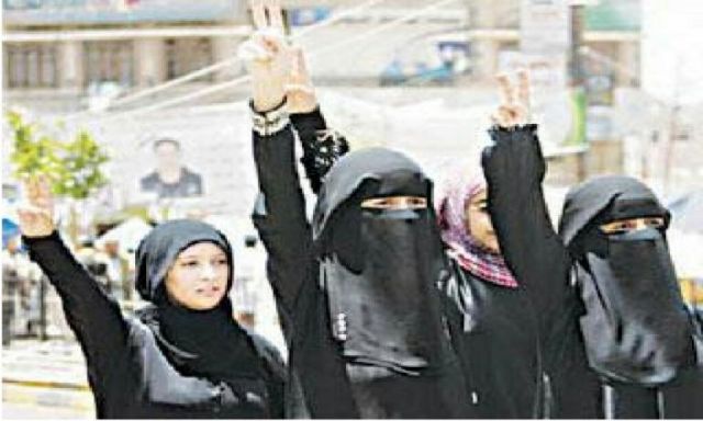 الحوثيون يعتقلون عدد من النساء بعد الاعتداء عليهن